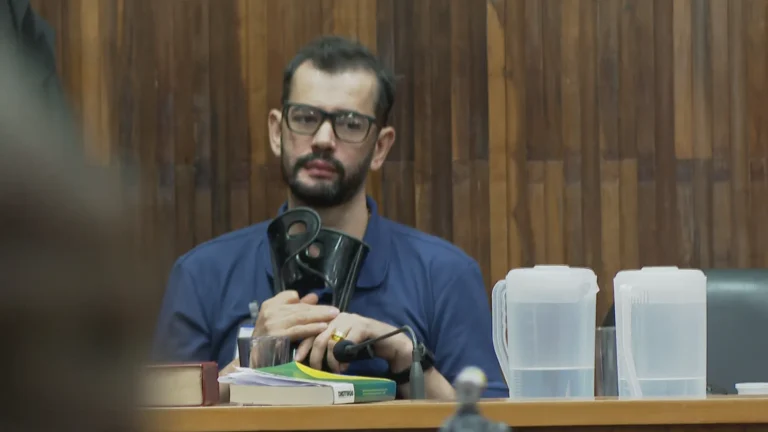 Tornozeleira eletrônica e martelo de juiz simbolizando prisão domiciliar de Jorge Guaranho