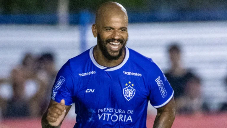 Jogador do Vitória-ES com a camisa alvianil em partida da Série D 2026