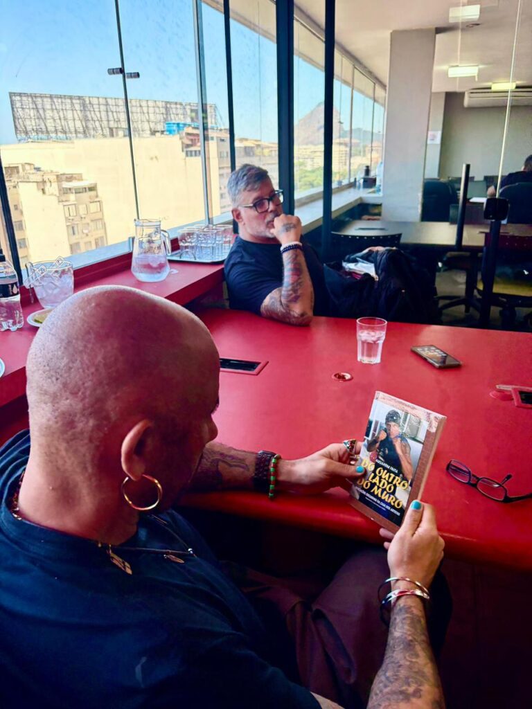 Alexandre Frota posando para foto, capa da série documental, ator e político