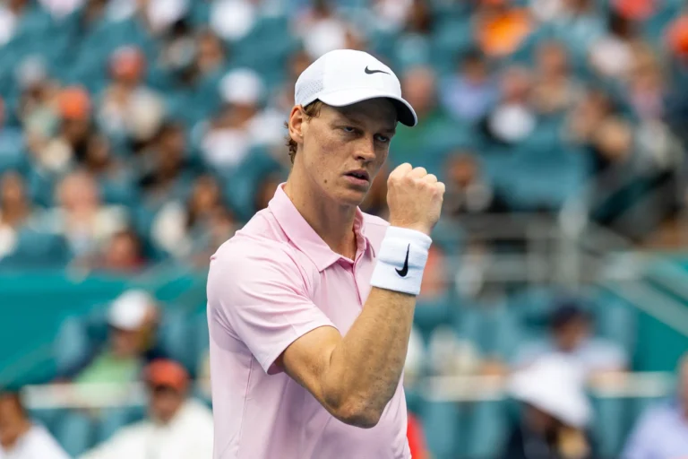 Jannik Sinner comemorando a vitória no Miami Open e seu título