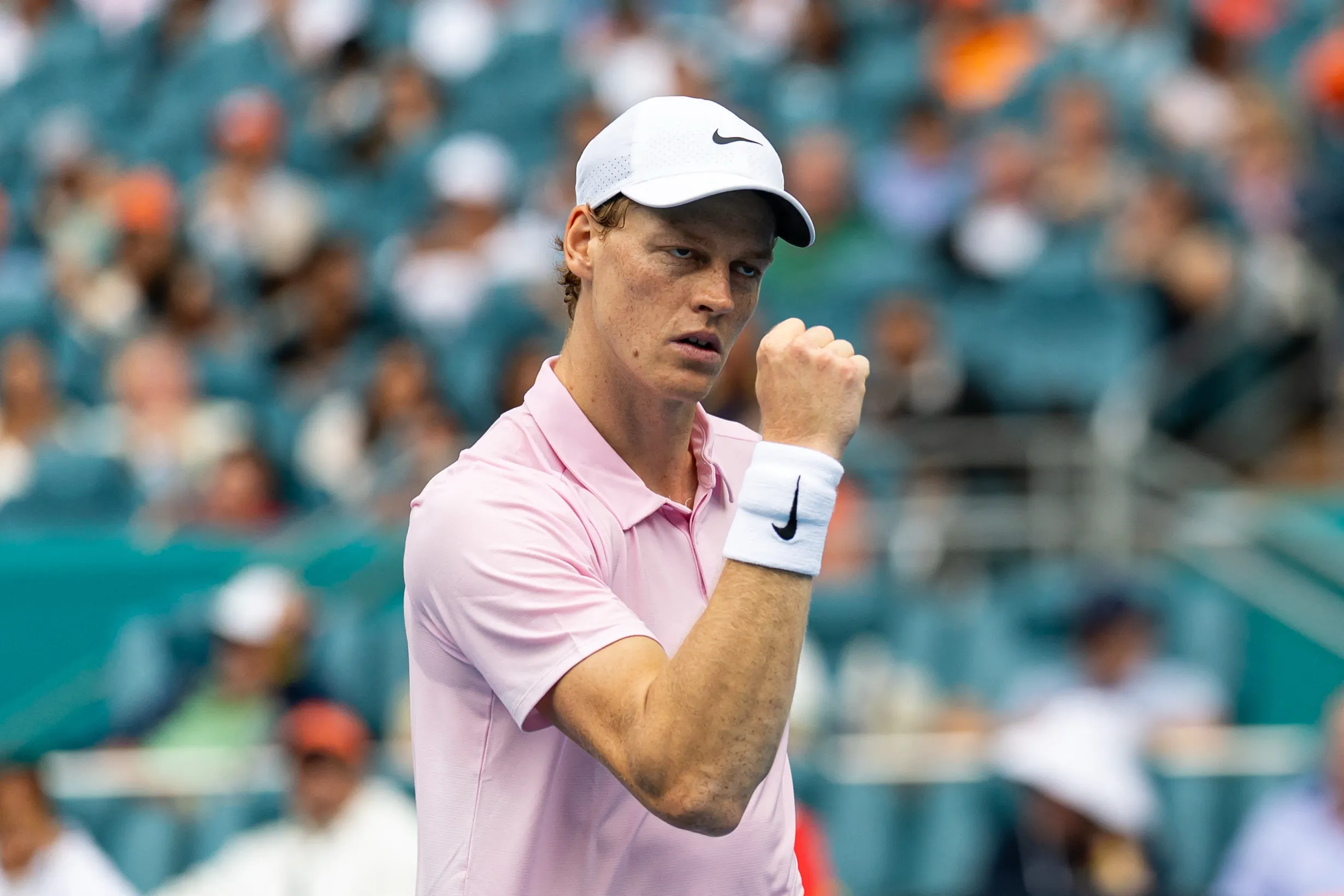 Jannik Sinner comemorando a vitória no Miami Open e seu título