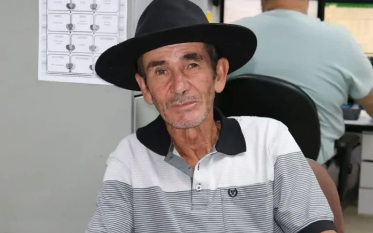 Sitiante Júlio Roberval de Souza, com troféu, celebra doação para hospital em MG