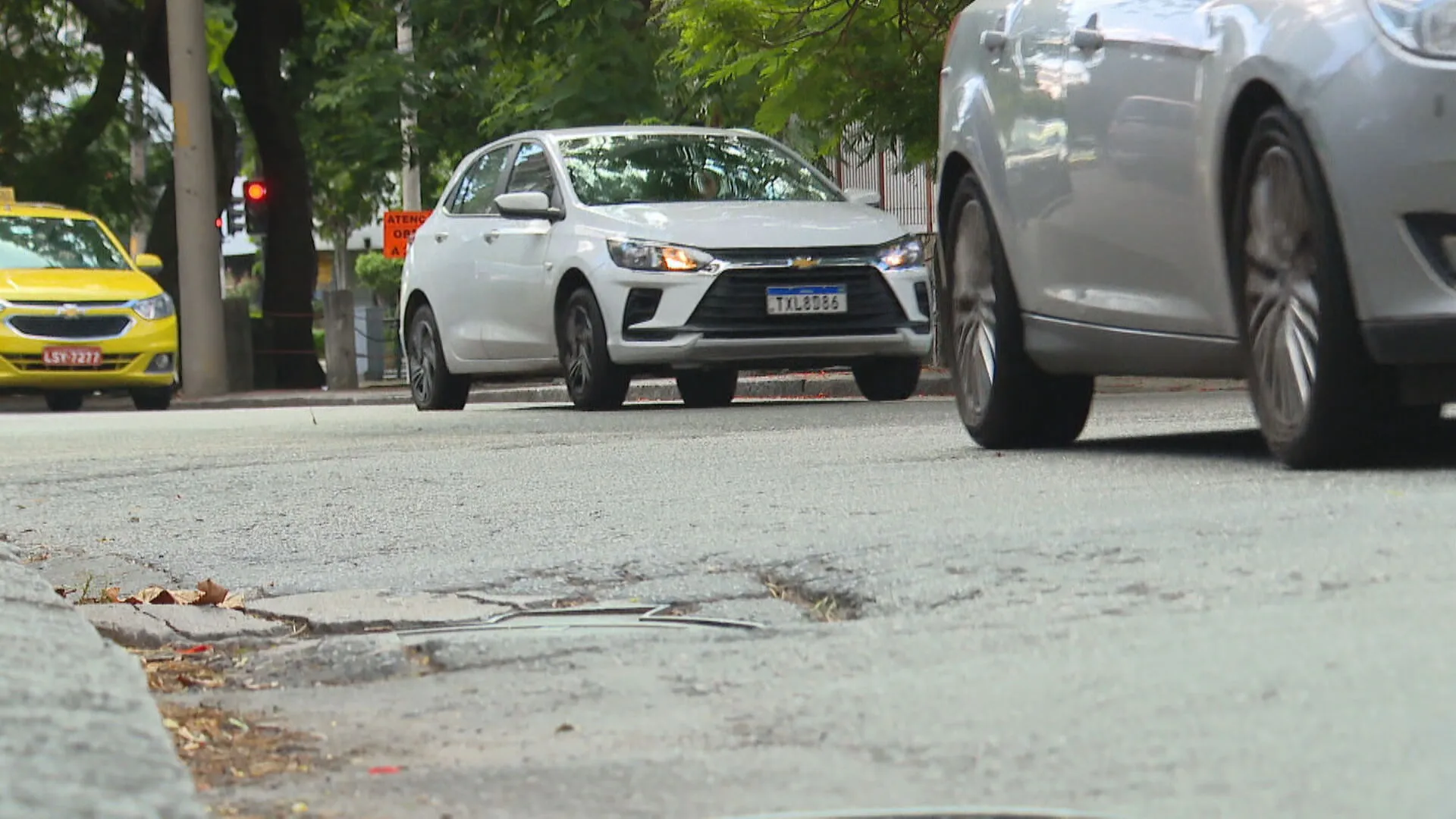 Rua do Rio de Janeiro com asfalto irregular e buracos