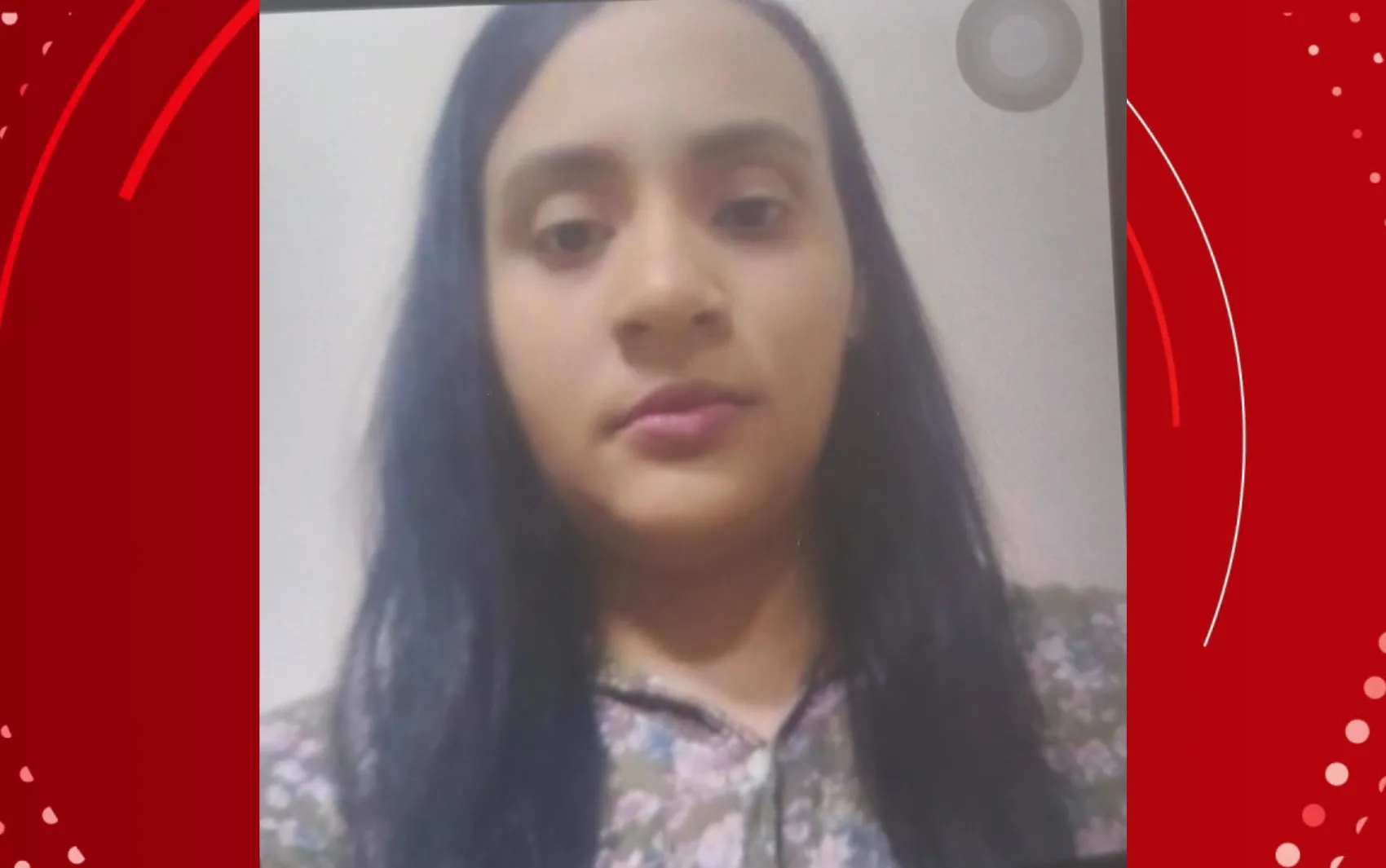 Duas policiais militares, uma ferida em hospital e outra com expressão preocupada, após incidente em Salvador.