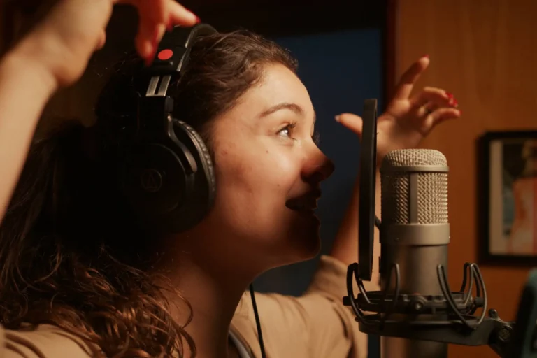 Atriz Sophie Charlotte gravando músicas para projetos musicais