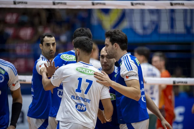 Jogador de vôlei atacando a bola em jogo da Superliga Masculina