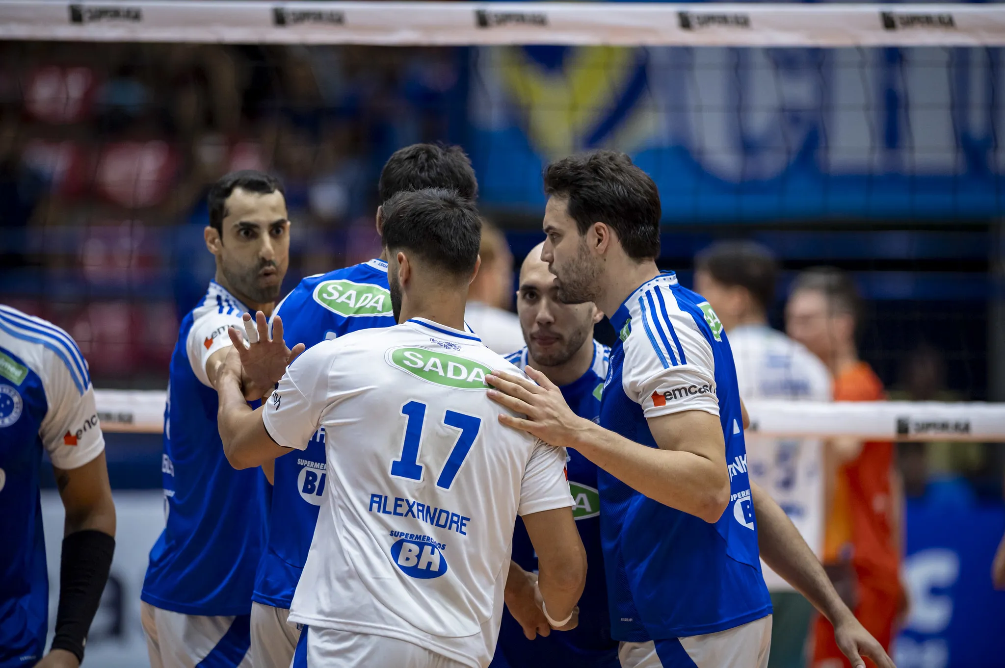 Jogador de vôlei atacando a bola em jogo da Superliga Masculina