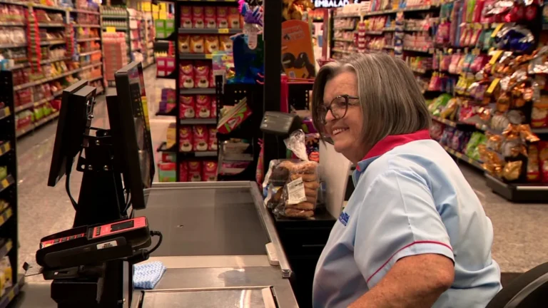 Funcionários de supermercado de diferentes idades em Campinas, simbolizando novas contratações.