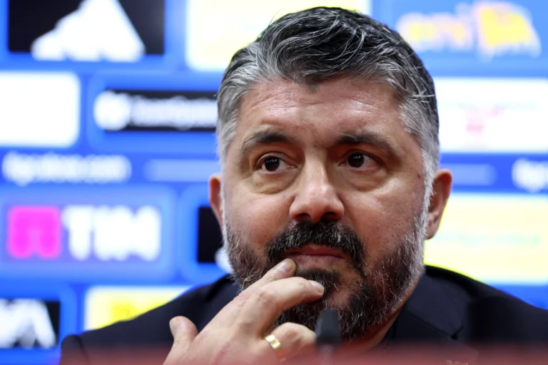 Soldado gravando treino da Bósnia, espionagem futebol, Bósnia Itália Eliminatórias