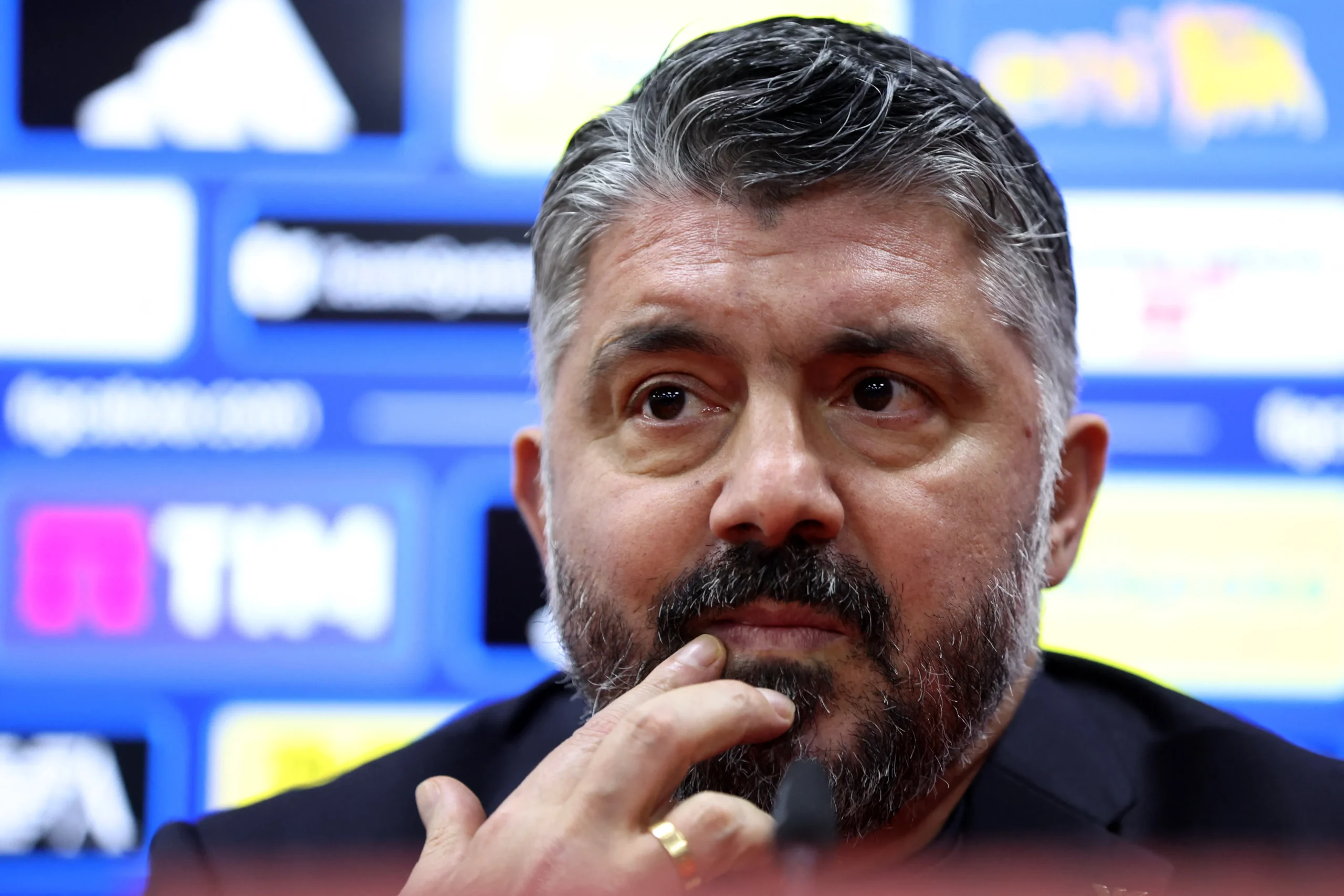 Soldado gravando treino da Bósnia, espionagem futebol, Bósnia Itália Eliminatórias