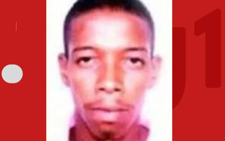 Policiais prendendo 'Leo Barata' no hospital por homicídio e tráfico de drogas.