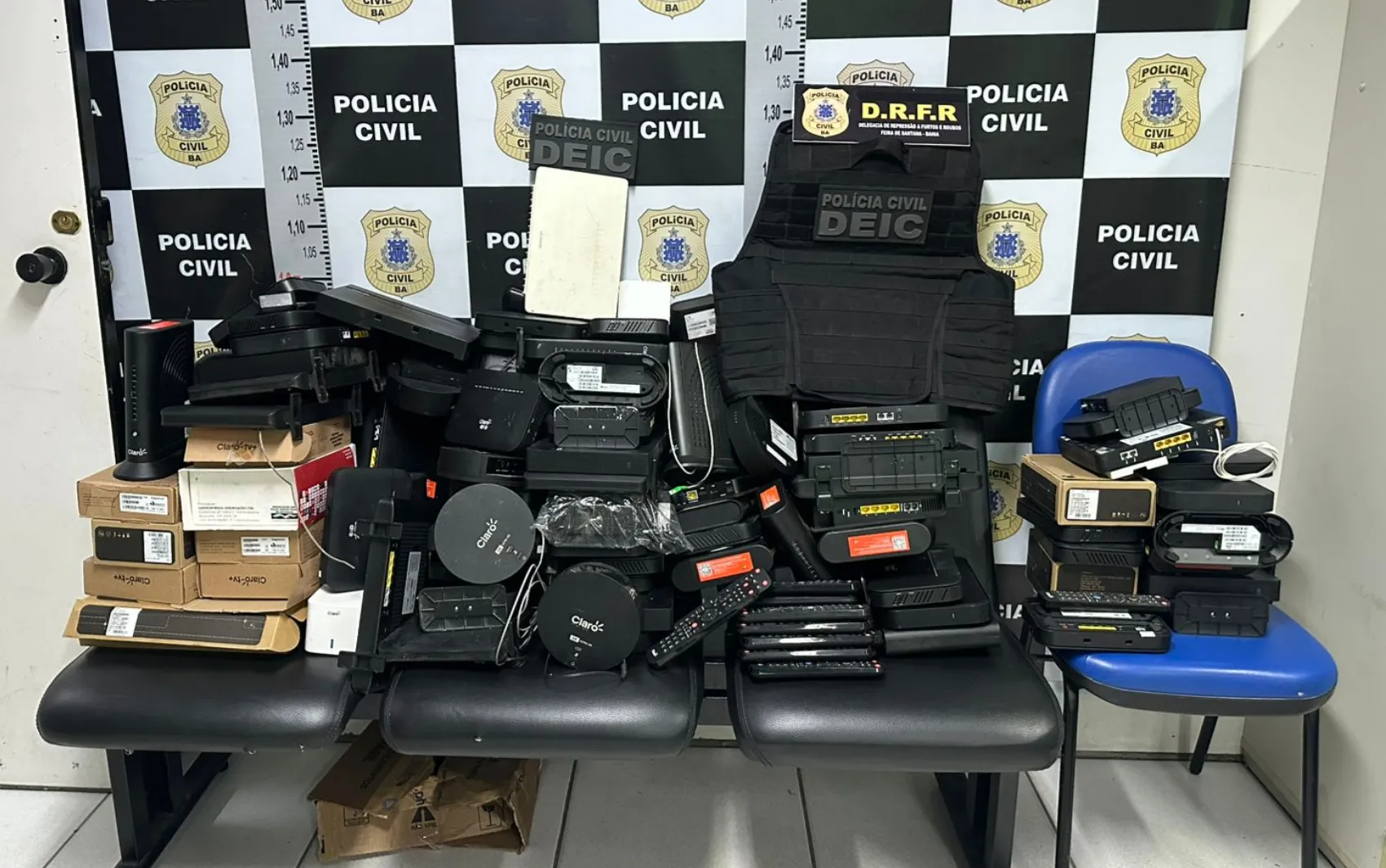 Apreensão de drogas em Feira de Santana, Bahia, com equipamentos e suspeito detido