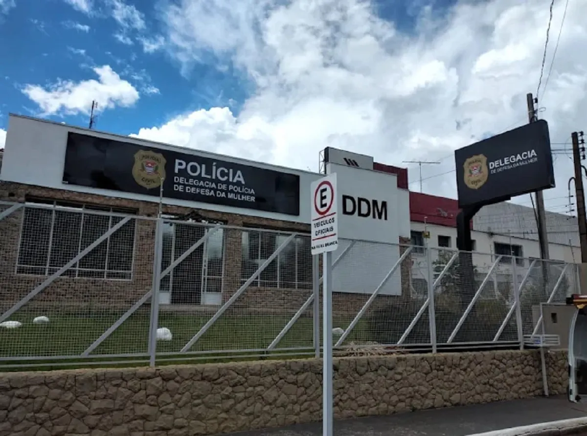 Luzes de polícia em Botucatu, ação policial contra estupro coletivo