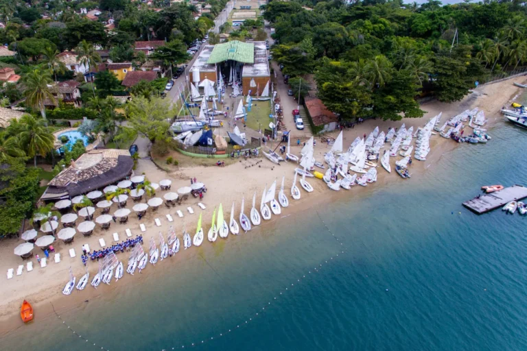 Entrada de Ilhabela com sinalização da Taxa Ambiental para turistas