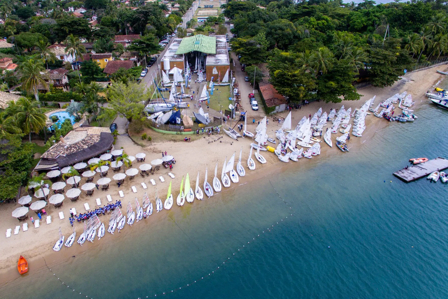 Entrada de Ilhabela com sinalização da Taxa Ambiental para turistas