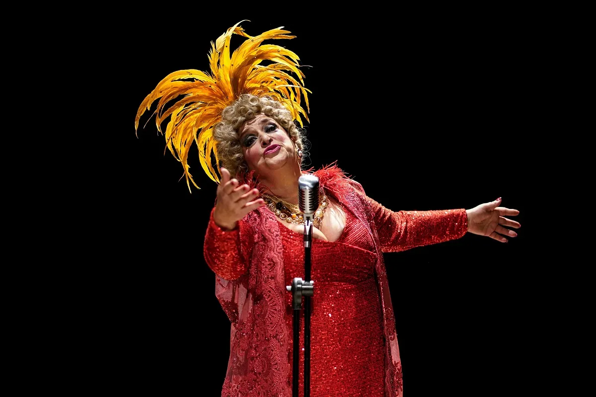 Grace Gianoukas interpretando Dercy Gonçalves em palco de teatro com iluminação cênica