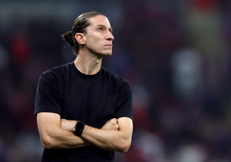 Filipe Luís, ex-Flamengo, com a família e planejando carreira de treinador