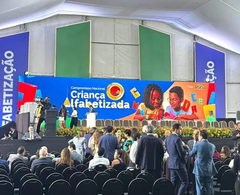 Crianças lendo e aprendendo na sala de aula, simbolizando a alfabetização infantil em Teresópolis
