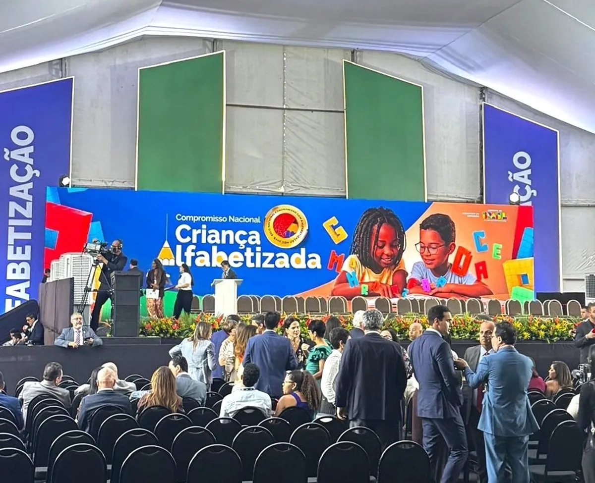 Crianças lendo e aprendendo na sala de aula, simbolizando a alfabetização infantil em Teresópolis