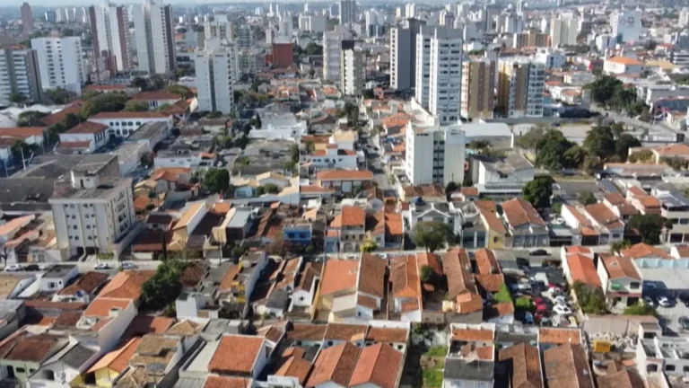 Cidade de Taubaté vista de cima, com rodovias Dutra e Carvalho Pinto, ilustrando o cenário do teto de gastos.