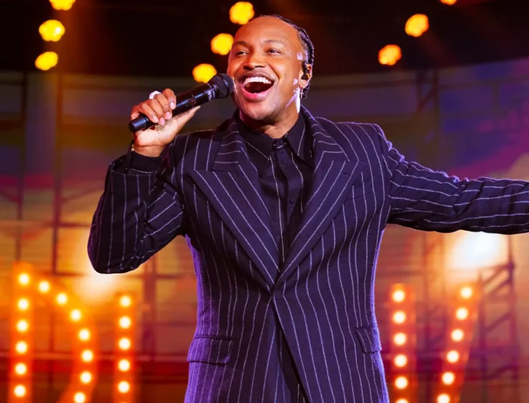 Thiaguinho cantando ao vivo com banda, álbum Bem Black Volume 2