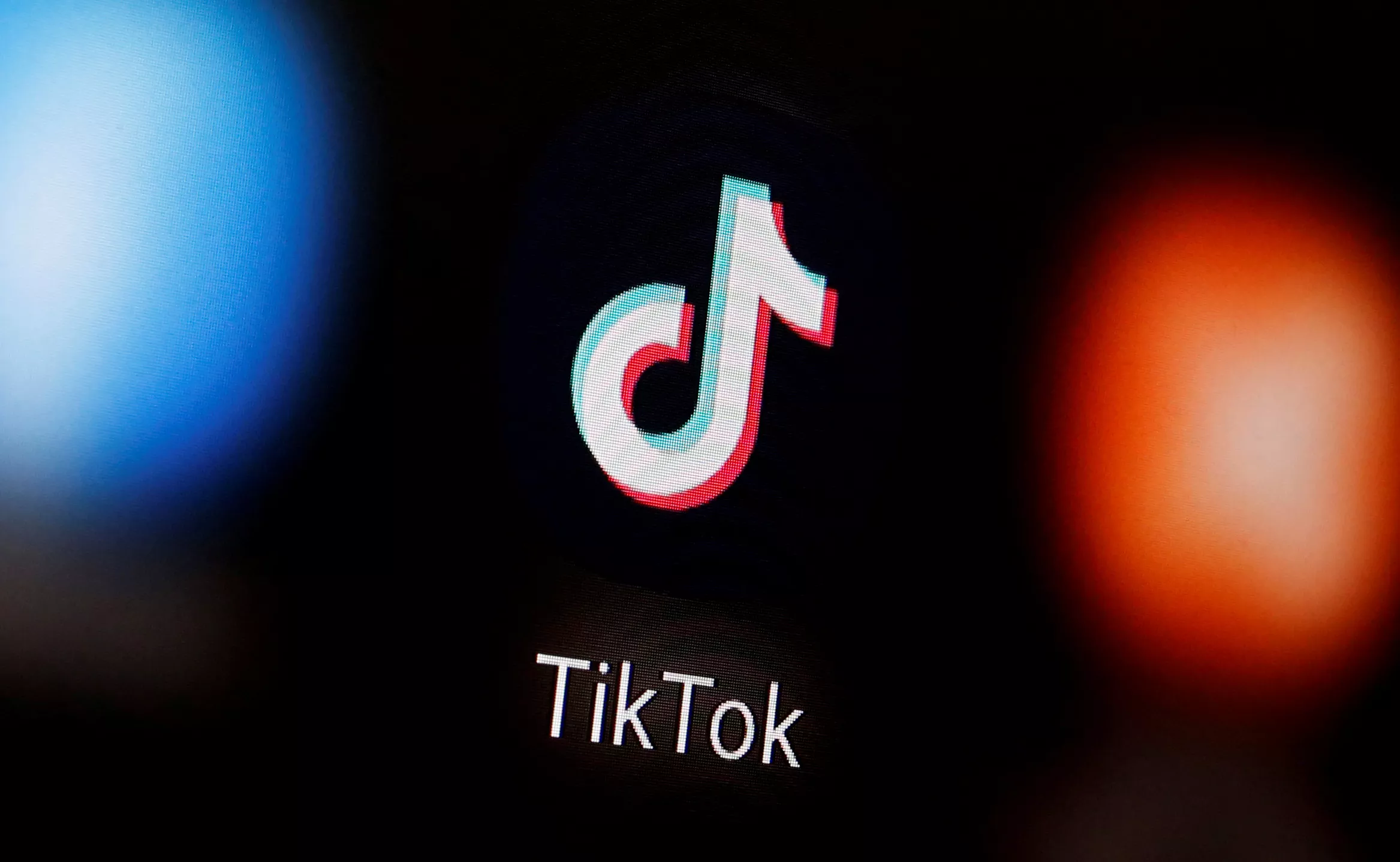 Tela de celular com logo do TikTok e gráficos financeiros, representando os novos serviços de empréstimos do TikTok no Brasil.
