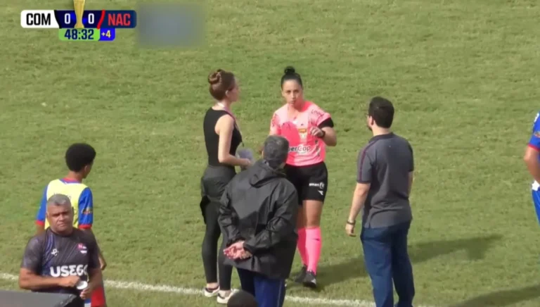 Médica Bianca Francelino em estádio de futebol durante jogo