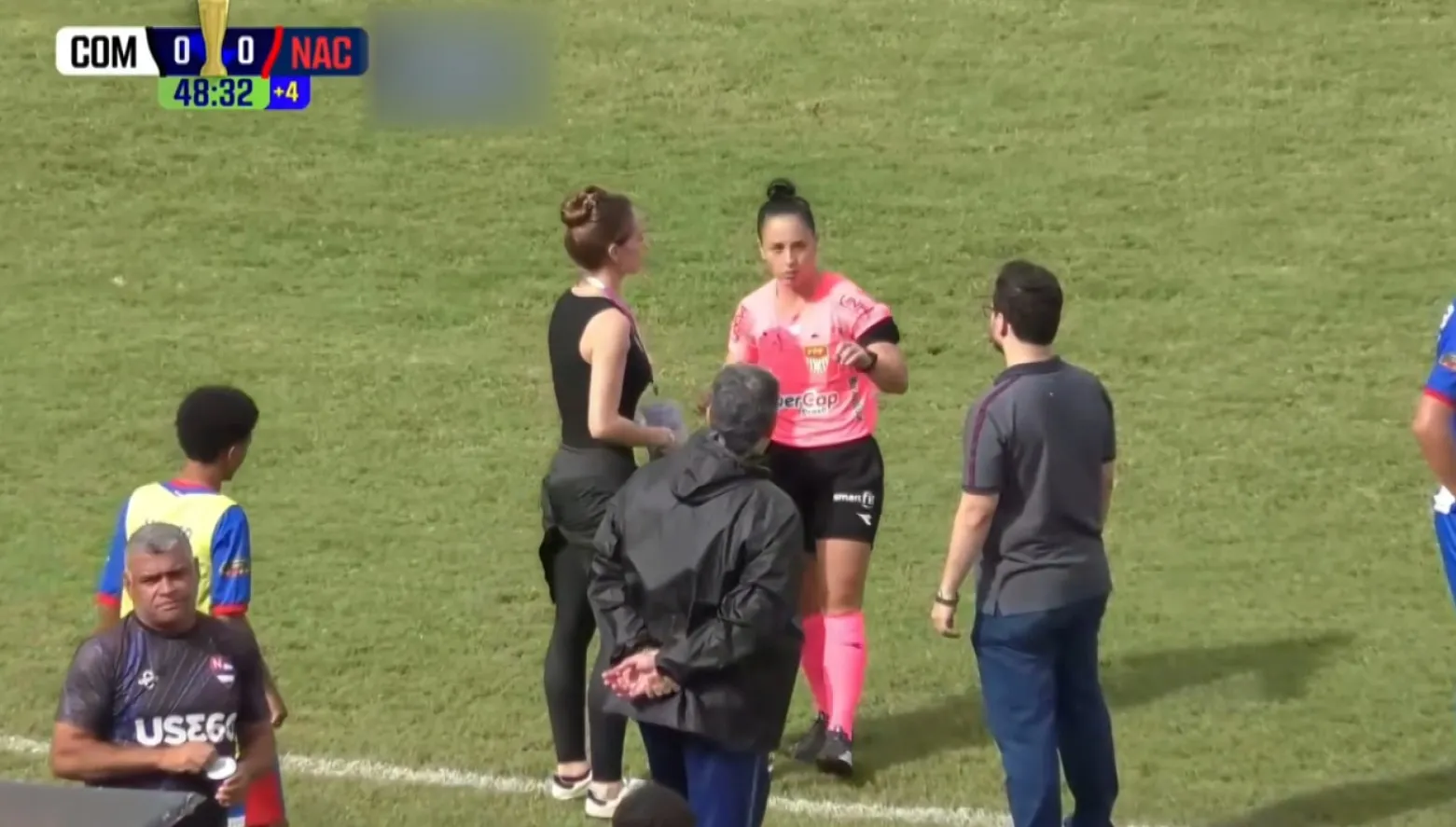 Médica Bianca Francelino em estádio de futebol durante jogo