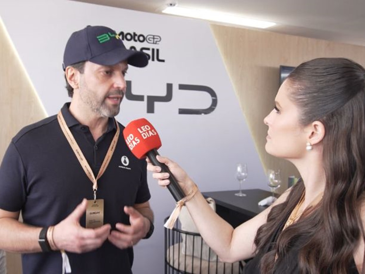 Toguro com camisa do Bahia e carro BYD na fábrica