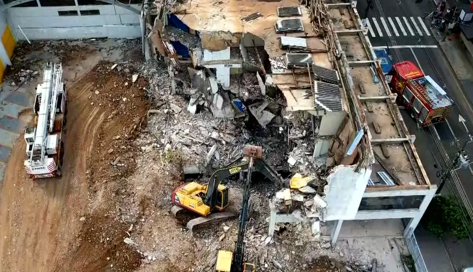 Canteiro de obras em Londrina com retroescavadeira após acidente fatal.