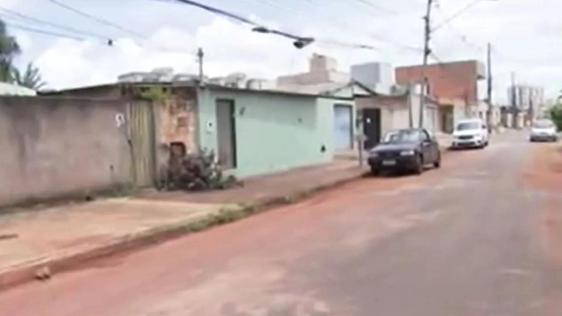 Rua com rachaduras e sinal de proibição de caminhões devido a gás metano em Uberlândia