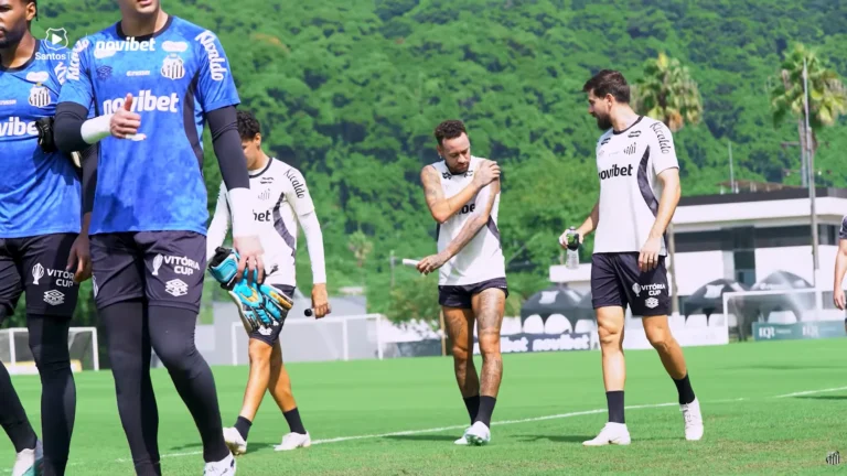 Neymar treinando no Santos, jogador com camisa 10 em campo