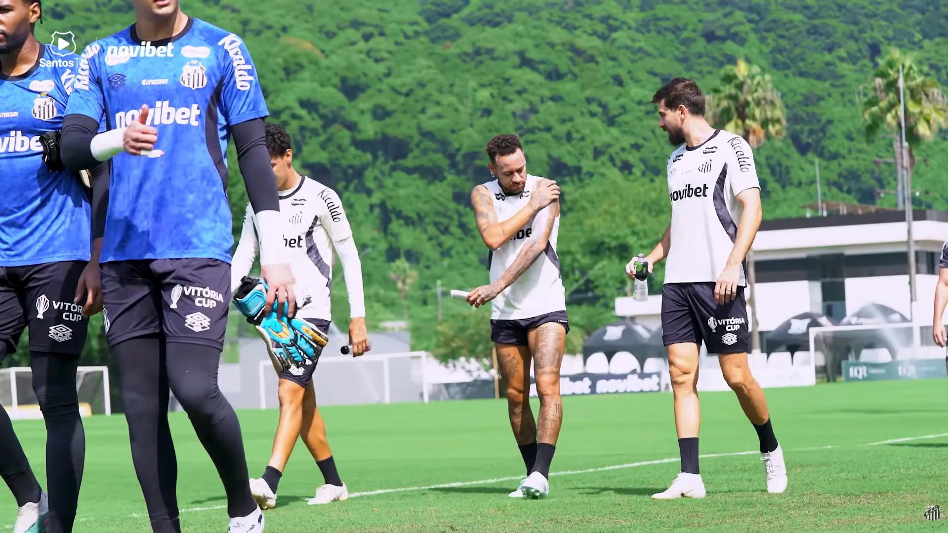 Neymar treinando no Santos, jogador com camisa 10 em campo