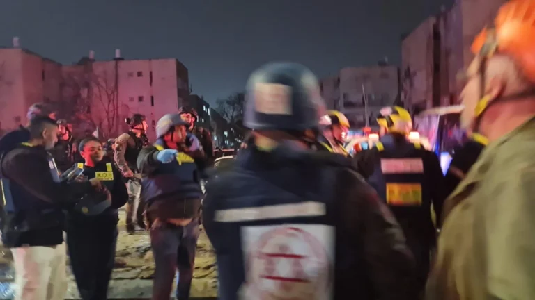 Donald Trump e representantes iranianos em negociação sobre a crise no Oriente Médio.