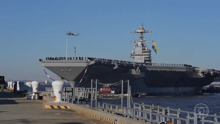 Donald Trump com mapa do Oriente Médio e instalações de petróleo, discutindo confisco de petróleo iraniano