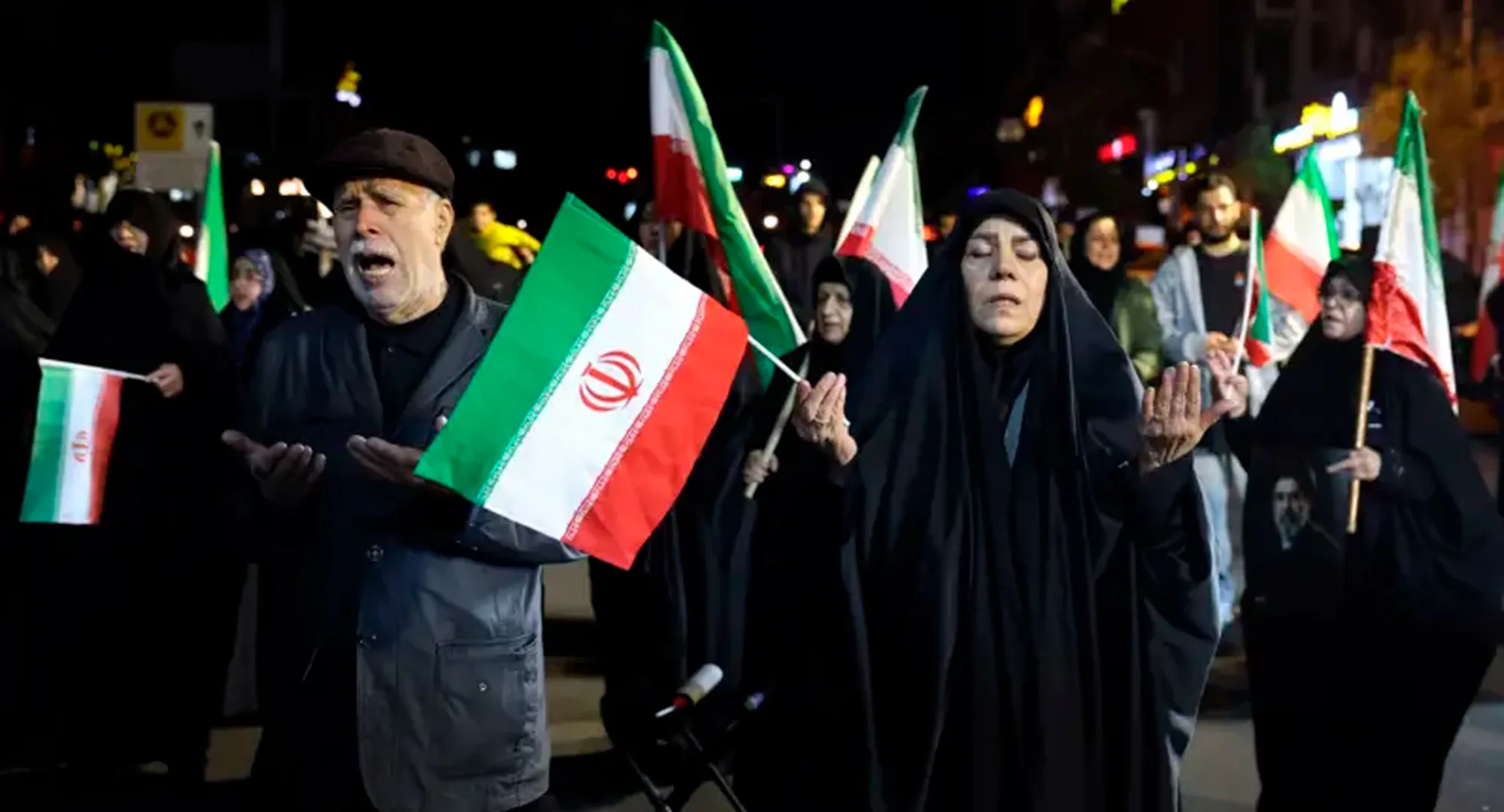 Presidente Donald Trump em debate sobre a guerra com o Irã, mostrando sua postura estratégica.