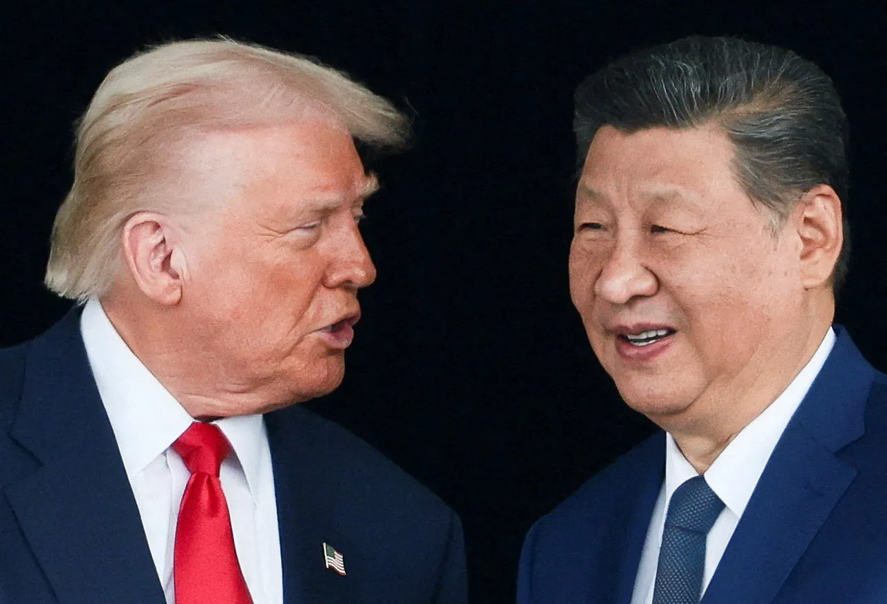 Donald Trump e Xi Jinping se cumprimentando em Pequim