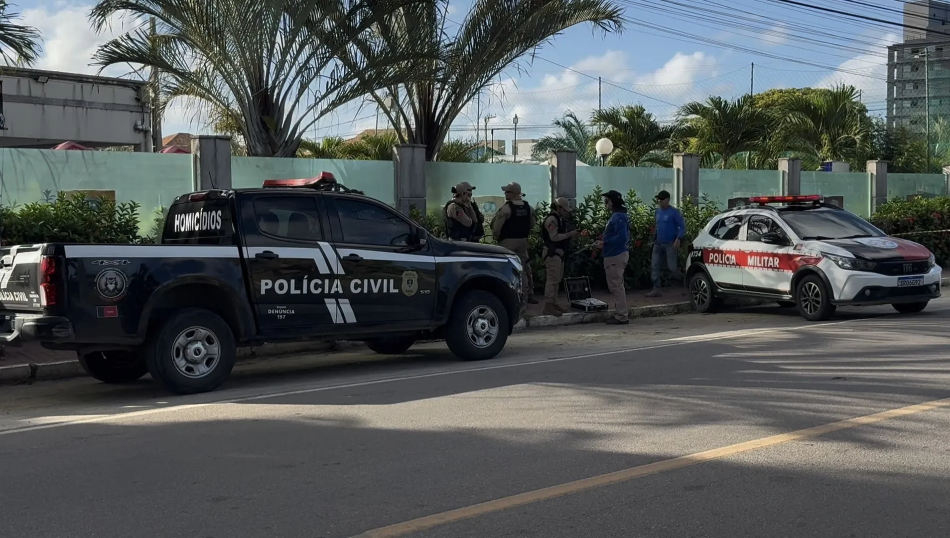 Cena de crime na praia de Cabedelo com polícia investigando a morte de turista