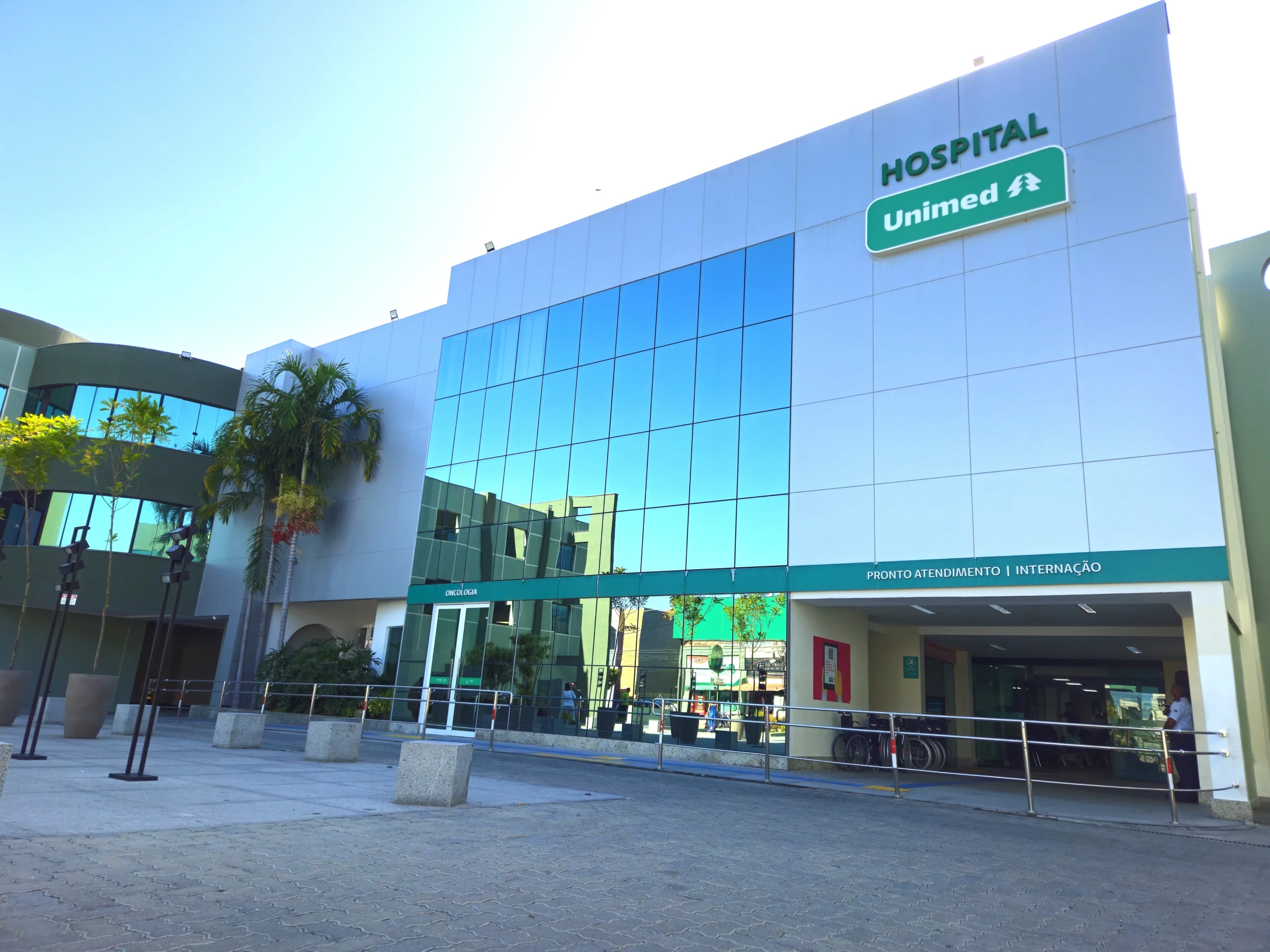 Pessoas em ambiente de clínica Unimed Campos, representando a qualidade do atendimento