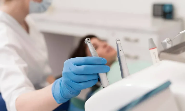 Dentista na Estácio Salvador oferece atendimento odontológico gratuito à noite