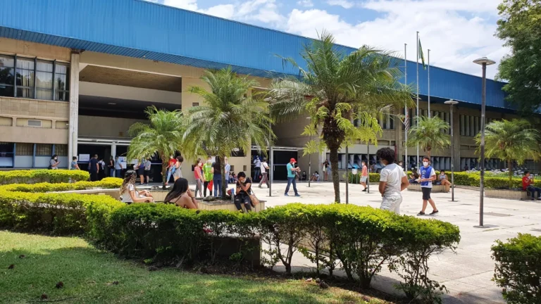 Estudantes caminhando em um campus universitário moderno da USP, com edifícios e áreas verdes, representando os cursos da USP no ranking mundial.