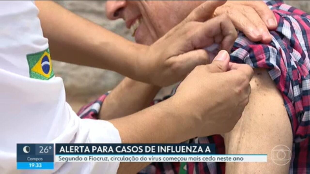 Crianças e idosos recebendo vacina da gripe em posto de saúde no Rio de Janeiro