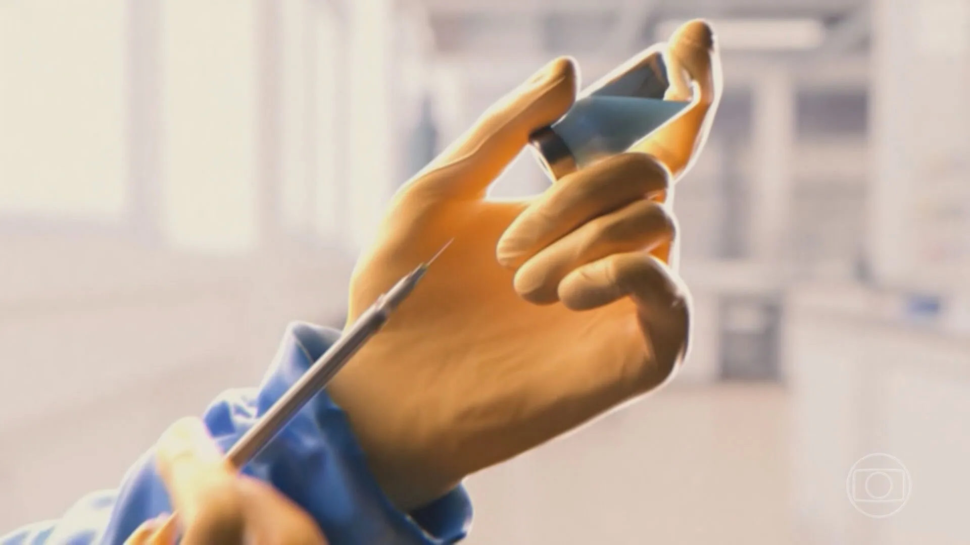 Cientista examinando amostras em laboratório, representando o avanço das vacinas contra câncer e a pesquisa médica