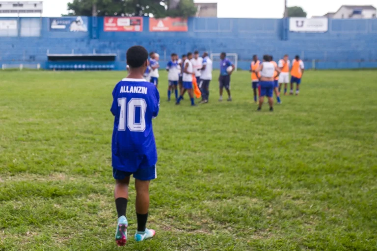 Allanzinho jogador sem braços driblando a bola em campo