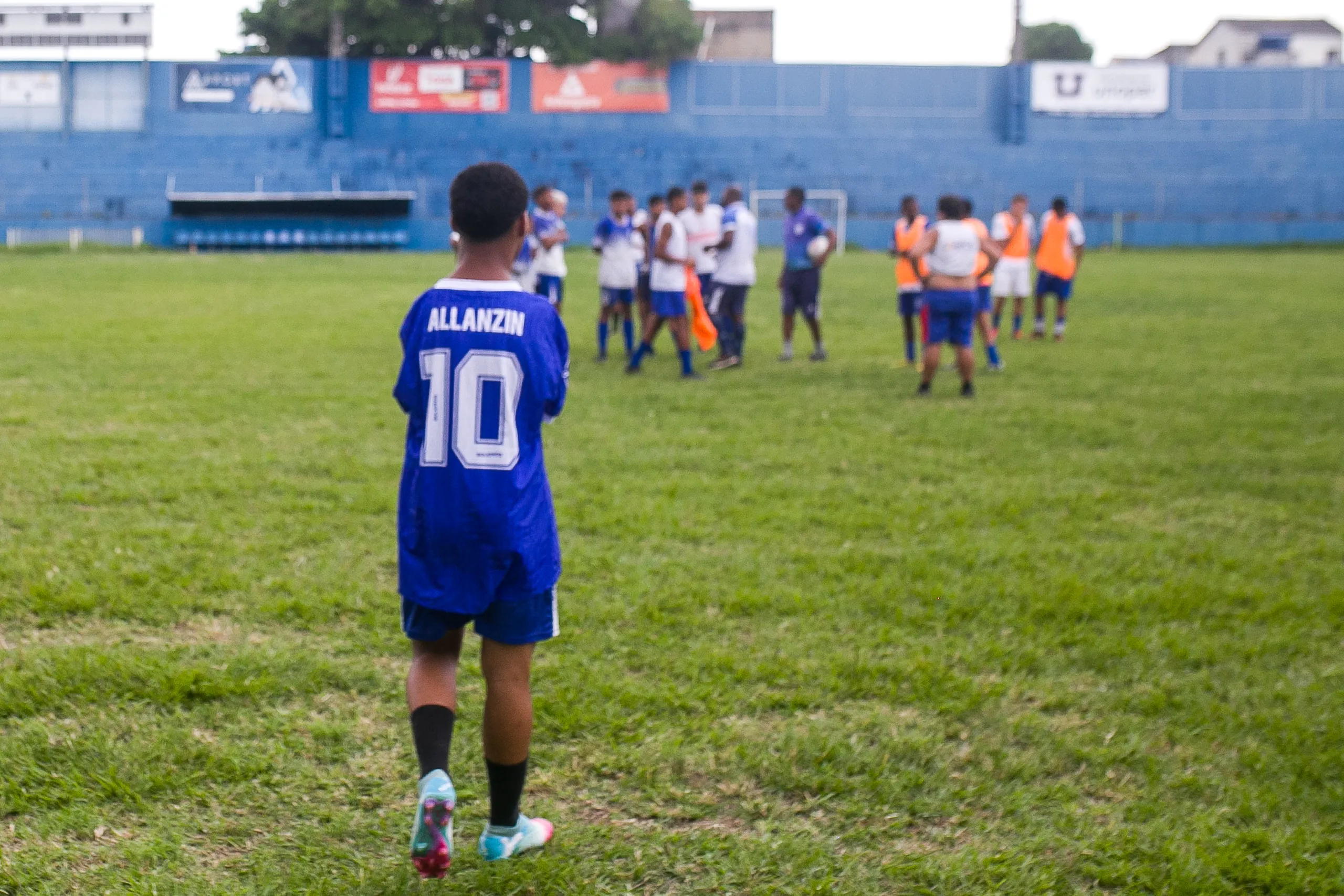 Allanzinho jogador sem braços driblando a bola em campo