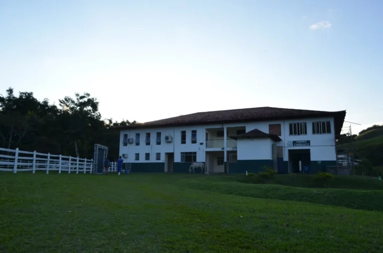 Pessoas visitando a Exposição Agropecuária em Valença com estandes e palco de shows