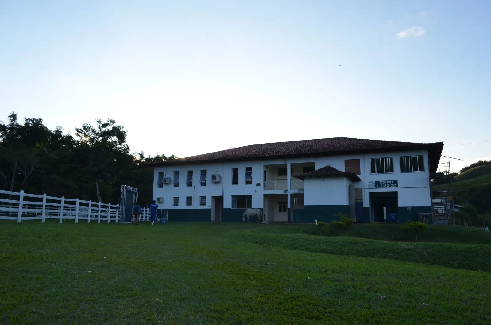 Pessoas visitando a Exposição Agropecuária em Valença com estandes e palco de shows