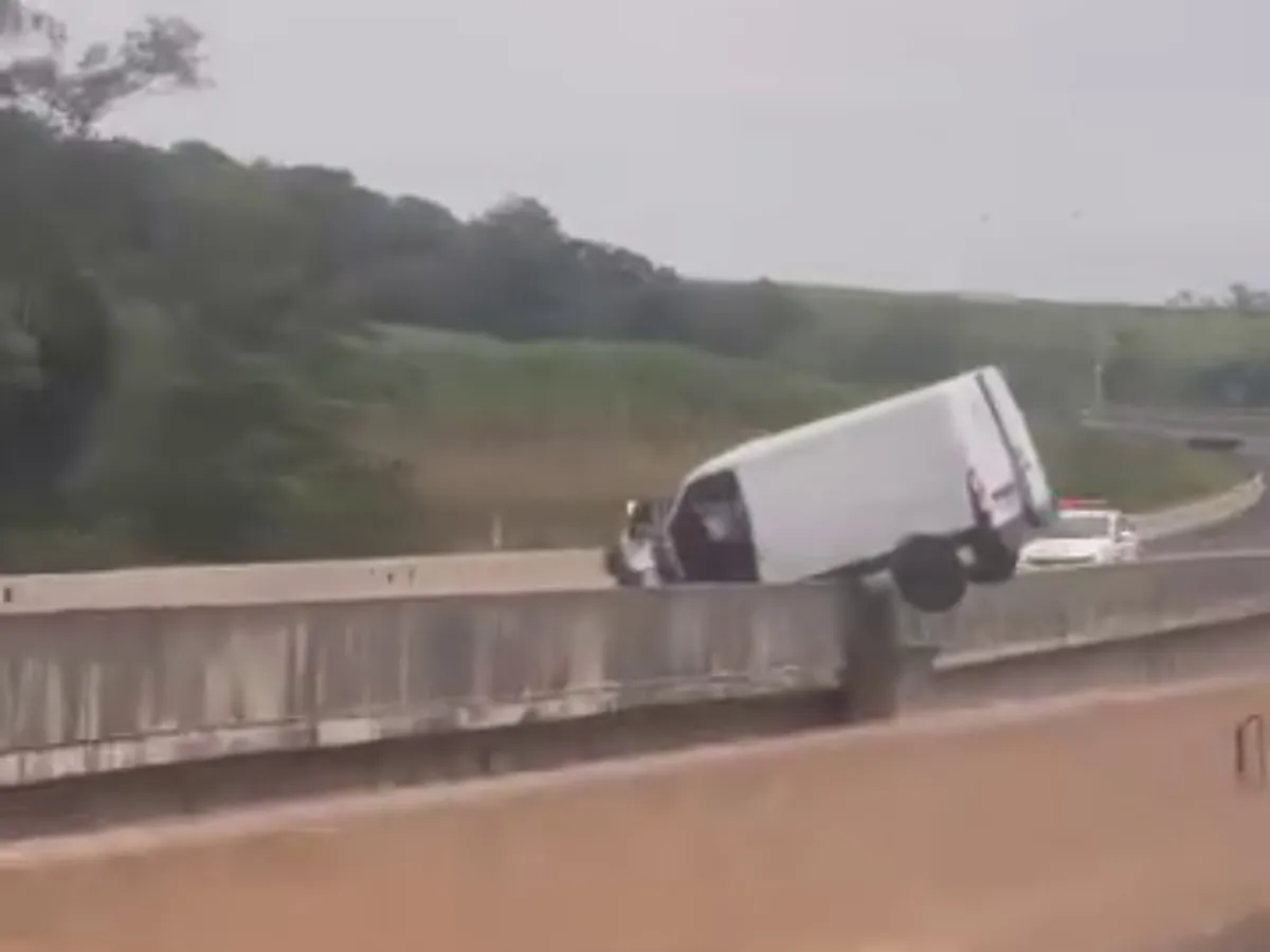 Acidente de van em Piracicaba na Rodovia do Açúcar com veículo pendurado