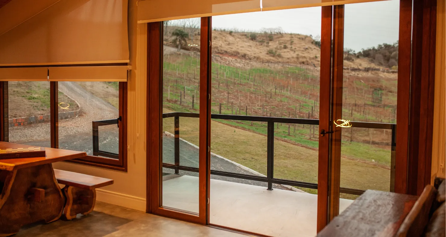 Janela mal vedada com vazamento de ar, impactando a eficiência energética e o conforto térmico.