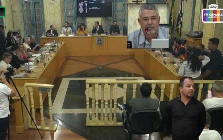 Martelo de juiz em mesa de madeira, simbolizando cassação de vereador em Varginha